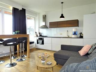 Zeer gezellig en bemeubeld appartement met uniek zicht, op de 9e verdieping. Ingerichte inkomhal met vestiaire, afgewerkt met maatwerk...