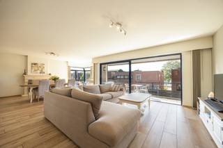 Gelegen in de Romain Looymansstraat te Antwerpen bevindt dit appartement zich op een aangename en rustige locatie, met vlotte bereikbaarheid en nabijheid van bakkers, buurtslagers, supermarkten, buurtwinkels, openbaar vervoer en ontspanningsmogelijkheden. De combinatie van rust en praktische ligging maakt dit een bijzonder aantrekkelijke woonplek.<br /><br />U komt binnen via een verzorgde inkomhal met gastentoilet, die u verder leidt naar de ruime leefruimte waar het daglicht rijkelijk binnenvalt. De open, volledig geïnstalleerde keuken sluit hier naadloos op aan.<br /><br />Aansluitend bevindt zich een praktische berging met plaats voor was- en droogmachine, evenals een waterboiler met groot debiet (200L).<br /><br />Via de hal bereikt u het nachtgedeelte met drie volwaardige slaapkamers, ideaal voor een gezin, thuiskantoor of hobbyruimte. De badkamer biedt het comfort van zowel een bad als een douche en beschikt over een tweede toilet. Alle slaapkamers zijn uitgerust met elektrische rolluiken. In de leefruimte zorgt een stijlvolle Daikin airco voor een aangenaam binnenklimaat, het hele jaar door.<br /><br />Het zuidgericht terras biedt een mooi zicht op het Galgenweel en vormt een aangename buitenruimte met veel licht.<br /><br />Verder beschikt het appartement over een ruime privatieve kelderberging en een gemeenschappelijke fietsenstalling.<br /><br />Voor extra comfort heeft u de mogelijkheid om een volledig afgesloten garagebox met elektrische poort (recent vernieuwd in 2024) bij aan te kopen voor een prijs van € 39.900,00.<br /><br />Met een EPC-score van 134 kWh/m² (label B) is dit appartement energiezuinig en niet onderworpen aan de renovatieverplichting.<br /><br />Troeven van de woning:<br />• Overvloed aan natuurlijk licht<br />• Volledig geïnstalleerde keuken<br />• Ruime indeling (141 m²)<br />• Drie volwaardige slaapkamers<br />• Twee toiletten<br />• Elektrische keuring conform<br />• Volledige dakrenovatie (maart 2026)<br />• Zuidgericht terras met uitzicht