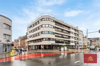 Ontdek dit ruim en lichtrijk appartement in het hart van Aalst, met een bewoonbare oppervlakte van 126m² en EPC-label A. De ruime woonkamer (40 m²) en de keuken baden een hele dag in het licht. Verder is er een ruime inkomhal met apart toilet, 3 slaapkamers, een verzorgde badkamer en een grote bijkeuken, een terras en een autostaanplaats in de kelderverdieping van het gebouw bij te kopen aan 22.000 euro.Dit appartement is een topper in zijn genre en is ideaal gelegen: op wandelafstand van de het centrum van de stad en van de winkels, op 500 m van de op- en afritten van de E40. De zuid-west oriëntatie zorgt er voor dat er bijzonder veel zon en licht in het appartement binnenvalt, en dat er amper energie verstookt wordt (EPC-label A - 98).