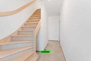 Deze totaal gerenoveerde en instapklare woning in de Kasteelstraat 28 te Hooglede bevindt zich op wandelafstand van bakkers, slagers, scholen en...