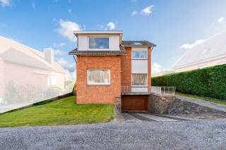 Charming detached house with 3 bedrooms and a garage, located in a quiet and sought-after neighbourhood. Just a stone’s throw from shops,...