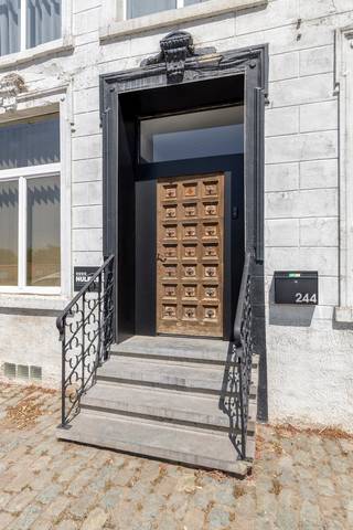 Karaktervol gerenoveerd vastgoedcomplex bestaande uit een stijlvolle woning met bureelruimte, een achterliggend magazijn, gunstig gelegen aan de Maastrichtersteenweg 244-246 te Tongeren.<br /><br />Dankzij de uitstekende ligging langs de gewestweg N79 tussen Riemst en Tongeren, en op korte afstand van de autosnelweg, geniet deze eigendom van een vlotte bereikbaarheid.<br />Winkels en dagelijkse voorzieningen bevinden zich op enkele autominuten.<br />Het geheel is gelegen op een perceel van 14a 20ca en biedt tal van mogelijkheden, waaronder privébewoning gecombineerd met kantoor- of praktijkruimte.<br />Zowel vooraan als op het terrein zelf is ruime parkeergelegenheid voorzien.<br /><br /><u><strong>Woning met bureelruimte:</strong></u><br />De authentieke woning (186 m²), gecombineerd met een bureelgedeelte van ca. 70 m², werd met oog voor detail gerenoveerd waarbij het oorspronkelijke karakter zorgvuldig bewaard bleef. De ruime indeling, overvloedige lichtinval en stijlvolle afwerking zorgen voor een bijzonder aangename woon- en werkomgeving.<br /><br />Via de centrale inkomhal bereikt men enerzijds het private woongedeelte en anderzijds de bureelruimte.<br />Het woongedeelte omvat een royale en lichtrijke leefruimte, aansluitend op een volledig ingerichte landelijke keuken met ruime eethoek en een prachtig zicht op de binnentuin, bereikbaar via een schuifpui. Verder beschikt de woning over een praktische berging.<br /><br />Op de eerste verdieping geeft de overloop toegang tot de master bedroom met geïntegreerde dressing en een ensuite badkamer uitgerust met een vrijstaand ligbad, wastafel, ruime inloopdouche en afzonderlijk toilet.<br />De tweede slaapkamer beschikt over een naastgelegen bureelruimte en biedt doorgang naar de wasruimte.<br /><br />De tweede verdieping (82m²) werd reeds voorbereid voor verdere afwerking tot twee bijkomende slaapkamers met dressing en badkamer.<br />De vloer is voorzien van OSB-platen en de wanden en plafonds werden afgewerkt met gipsplaten.<br /><br />Daarnaast is de woning grotendeels onderkelderd (ca 85m²) en beschikt zij over diverse praktische bergruimtes.<br /><br />De kantoorruimte omvat een indrukwekkende nokhoge bureelruimte, een extra kantoor, kitchenette en gastentoilet. Via de sfeervolle binnentuin staat deze ruimte bovendien in directe verbinding met het achtergelegen magazijn.<br />Voorzien van alarm en camerabewaking. <br /><br /><u><strong>Magazijn:</strong></u><br />Het magazijn (382 m²) is bereikbaar via een automatische toegangspoort en omvat een ruime opslagplaats, afzonderlijke bureelruimte. Op de verdieping is er bijkomende opslagruimte en een bergruimte.<br />Achteraan bevindt zich overdekte opslagruimte (21m²). Het gebouw is uitgerust met twee sectionaalpoorten.<br /><br /><br /><u>Belangrijkste troeven van deze aanbieding zijn:</u><br /><br />- Uitstekende ligging langs de N79 tussen Riemst en Tongeren, nabij de autosnelweg.<br />- De voorgelegen weg wordt binnenkort volledig heringericht met extra groenvoorzieningen, wat de omgeving en uitstraling aanzienlijk zal versterken.<br />- Uniek vastgoedcomplex bestaande uit woning, burelen en magazijn.<br />- Veelzijdig inzetbaar voor privébewoning, kantoor, praktijkruimte of combinatie van wonen en werken.<br />- Ruime parkeermogelijkheden op eigen terrein.<br /><br /><br />Voor meer info of een bezoek ter plaatse, contacteer ons op 0473 79 29 30 of mail naar luc@vestio.com <br /><br /><br /><br /><br /><br /><br />