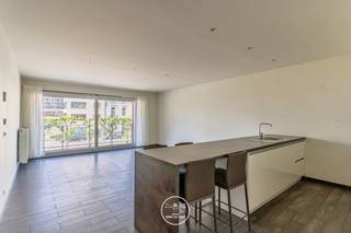 LIGGINGWelkom in residentie "Servaes", waar comfortabel wonen en een uitstekende ligging hand in hand gaan. Dit verzorgde appartement op de eerste...