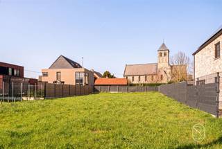 Deze brouwgrond is prachtig gelegen (zicht op groen, en op de kerk), en geschikt voor de bouw van een open bebouwing. Geen bouwverplichting. Veel potentieel!