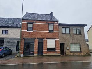 Bij het betreden van de woning komen we binnen in de inkomhal, die toegang biedt tot de ruime leef- en eetruimte.Achteraan bevindt zich de keuken,...