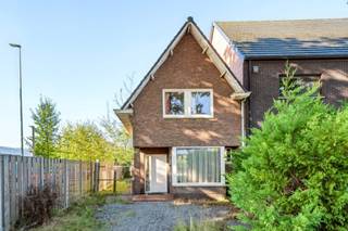 “Laat je niet afleiden door wat je ziet. Kijk naar de ruimte erachter.”<br />
<p>Ben je niet op zoek naar een woning waarin alles al voor jou werd gekozen, maar naar een plek die je volledig naar eigen hand kunt zetten? Dan is Steenweg op Mol 85 misschien precies het project dat je zoekt.<span></span></p>
<p>Deze halfopen woning uit 1960 staat op een compact perceel van 270 m² en biedt een verrassend interessante basis voor renovatie. De woning beschikt over verschillende met elkaar verbonden leefruimtes, een keuken met veel natuurlijk licht, twee slaapkamers, een badkamer en een garage. Ook buiten is er een eigen, groene buitenruimte.</p>
<p>Het interieur is gedateerd en de woning vraagt een grondige modernisering. Dat maken we niet mooier dan het is. Maar precies daardoor krijg je hier de vrijheid om indeling, materialen, technieken en energetische prestaties mee te nemen in één toekomstgericht renovatieverhaal.</p>
<p>De twee slaapkamers op de verdieping zijn bovendien behoorlijk bruikbaar van formaat. circa 19 m² en 16 m², aangevuld met een badkamer en nachthal. <span></span></p>
<p>Ook de technische toestand is duidelijk: de woning heeft EPC-label F met een energiescore van 681 kWh/m²/jaar en valt daardoor onder de renovatieverplichting. <span></span> De elektrische installatie is niet conform. <span></span> Het asbestattest beoordeelt de woning wel als asbestveilig.</p>
Geen woning voor wie morgen alleen zijn meubels wil binnenzetten. Wel een interessante basis voor wie vandaag al ziet wat het morgen kan worden.
