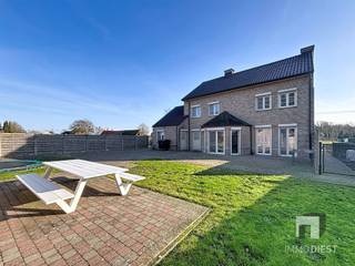 <h2><span>Klasse villa met moderne inrichting in Paal: architectuur, luxe en ruimte in een groene setting</span></h2><h2><span>De villa is volledig instapklaar waarbij de high-end afwerking inclusies design interieur is inbegrepen(*).</span></h2><p><span>Ontdek deze uitzonderlijke villa in </span><span>Paal</span><span>: een imposante, moderne villa waar eigentijds design en duurzame kwaliteit samenkomen. De woning maakt meteen indruk met haar </span><span>imposante gevel</span><span> en een verzorgde voortuin met omheining, wat zorgt voor een </span><span>veilig en afgesloten gevoel</span><span>.</span></p><h3><span>Stijlvolle architectuur met praktisch comfort</span></h3><p><span>De </span><span>volledig aangelegde oprit/voortuin</span><span> en de ruime parking voor de woning bieden dagelijks gemak voor gezin en gasten. Het monumentale volume van de woning vertaalt zich binnen in </span><span>ruime leefzones</span><span> en doordachte functionaliteit.</span></p><h3><span>Licht, luxe en een verfijnd interieur</span></h3><p><span>Binnenin primeert kwaliteit en detail. Een </span><span>indrukwekkende inkomhal</span><span> vormt een echte blikvanger, sfeervol verlicht met wandlampen. Grote raampartijen laten overvloedig daglicht binnen en creëren een open, aangename woonbeleving. Glazen schuifwanden zorgen voor een elegante scheiding tussen ruimtes zonder het ruimtelijke gevoel te verliezen.</span></p><p><span>De leefruimte is ruim en uitnodigend, met gezellige zithoeken en </span><span>sfeervolle sierhaard</span><span> die warmte en karakter toevoegen. Een ingebouwde wandkast en hoogwaardige afwerkingen versterken de stijlvolle uitstraling.</span></p><p><span>De gelijkvloersverdieping is voorzien van vloerverwarming, op slaapkamers zijn er radiatoren in combinatie met warmtepompen. </span></p><h3><span>Keuken als hart van het huis</span></h3><p><span>De open woon- en eetkeuken is een absolute troef: modern ingericht, met veel kastruimte, kwalitatieve toestellen en een </span><span>ruim kookeiland</span><span>. Via grote terras deuren is er een naadloze connectie met buiten ideaal voor wie graag binnen én buiten leeft.</span></p><h3><span>Slaapkamers &amp; badkamers: comfort en privacy</span></h3><p><span>De 4 slaapkamers op verdieping zijn ruim en voorzien van maatkasten. In de badkamers komt luxe samen met gebruiksgemak, met o.a. </span><span>inloopdouche &amp; ligbad</span><span>, hoogwaardige betegeling en voorzien van dubbele lavabo uit blauwehardsteen.</span></p><h3><span>Buitenleven om van te genieten</span></h3><p><span>De tuin is fraai aangelegd en biedt volop ruimte voor ontspanning en familie tijd: een groot gazon, gezellige terrassen, een </span><span>trampoline</span><span>, een </span><span>degelijk tuinhuisje biedt</span><span> extra opslag mogelijkheden. Alles is aanwezig om hier écht thuis te komen.</span></p><h3><span>Extras voor hobby, werk of gasten</span></h3><p><span>Naast de ruime gezinsindeling beschikt de woning op het gelijkvloers over een aparte bureau ruimte, deze bureau kan in no time omgebouwd worden tot een slaapkamer.</span></p><p><span>Verder is de woning volledig onderkelderd, bruikbaar en droog. De Zolder boven de berging is volledig afwerkt en voorzien van daglicht, ideaal als speelzolder,.... </span></p><h3><span>Renovatie 2021</span></h3><p><span>- Keuken</span></p><p><span>- Maatkasten gelijkvloers</span></p><p><span>- Bureau met glazendeur</span></p><p><span>- Glazendeur tussen leefruimte en inkomhal</span></p><p><span>- Garage omgebouwd naar extra berging met lavabomeubel en maatkasten</span></p><p><span>- Badkamer op verdieping</span></p><p><span>- Maatkasten slaapkamers</span></p><p><span>- Aanpassingen aan het elektriciteitsnetwerk + herkeuring</span></p><p><span>- De villa is volledig instapklaar waarbij de high-end afwerking inclusies design interieur is inbegrepen op Vitra Lounge Chair na.</span></p><p><span> </span></p><p><span>Interesse?</span></p><p><span>Deze woning is perfect voor wie </span><span>ruimte, kwaliteit en moderne luxe</span><span> zoekt in een rustige, groene omgeving. </span></p><p><span>Wil je meer info of een bezoek plannen? Bel uw makelaar Jeroen Kippers rechtstreeks op  0478/766.000 of via 013 31 25 22.</span></p><p><span> </span></p><p><span>Ook benieuwd naar de waarde van je eigen woning? Vraag een </span><span><span>gratis schatting</span></span><span> aan.</span></p>