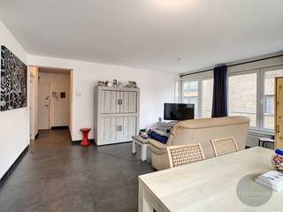 Instapklaar appartement in hartje Heist. Indeling van het appartement is als volgt: ruime woonkamer, volledig ingerichte open keuken, berging, slaapkamer en badkamer met ligbad. Kelder.<br /><br />provisie 80 euro/ maand (gemeenschappelijke kosten + water)