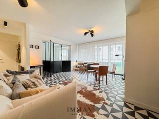 Dit mooi gerenoveerd appartement is gunstig gelegen op wandelafstand van zowel de Lippenslaan als de zee. Bij het binnenkomen wordje verwelkomd in...