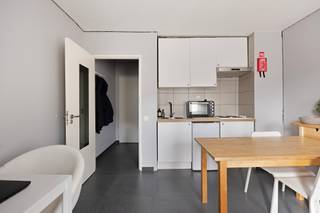 Ontdek deze gezellige, gelijkvloerse studio van 27 m², gelegen op een uitstekende locatie aan de Naamsestraat 171 in Leuven. Deze instapklare studio beschikt over een aparte badkamer met lavabo, toilet en douche en biedt alles wat nodig is voor comfortabel wonen. <br /><br />Momenteel is het pand verhuurd, wat het bijzonder interessant maakt als investering met onmiddellijk rendement, maar het is ook geschikt voor eigen bewoning op termijn. Dankzij de centrale ligging bevindt u zich op wandelafstand van winkels, openbaar vervoer en het levendige stadscentrum van Leuven. <br /><br />Interesse? Neem contact op met Thomas via +32 499 22 99 24 of thomas@sophimo.be.