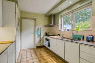 <p>Ben je op zoek naar een woning met ruimte, licht én een uitstekende bereikbaarheid? Deze charmante open bebouwing (bouwjaar 1984) in het gegeerde <strong>Mechelen-Zuid</strong> biedt het allemaal. Met een prachtige, volwassen <strong>zuid-westgerichte tuin</strong>, een recente aanbouw met aparte ingang én een ligging vlakbij het station van Mechelen, de E19 en de fietsoostrade, is dit de ideale gezinswoning of een perfecte woon-werkcombinatie.</p><h3>De troeven in de kijker:</h3><ul><li><p><strong>Toplocatie:</strong> Gelegen in Mechelen-Zuid, op een zucht van het station, de fietsoostrade en de oprit van de E19.</p></li><li><p><strong>Prachtige tuin:</strong> Een prachtig aangelegde, volwassen tuin die perfect <strong>zuid-westgericht</strong> is. Genieten van de zon in alle rust!</p></li><li><p><strong>Thuiswerk / Vrij beroep:</strong> Uitbreiding (1999) met <strong>aparte zij-ingang</strong>, momenteel ingericht als bureau/praktijkruimte met airco/luchtverwarming. Ook perfect mogelijk als slaapkamer op het gelijkvloers.</p></li><li><p><strong>Ruimte & Comfort:</strong> Gezellige leefruimte met open haard, veranda en een inpandige garage.</p></li></ul><h3>Indeling van de woning:</h3><p><strong>Gelijkvloers:</strong> Je komt binnen in de inkomhal met een gastentoilet en een eerste bureau/handige extra ruimte. De gezellige, lichtrijke leefruimte is voorzien van een <strong>sfeervolle open haard</strong> en sluit naadloos aan op de halfgesloten, volledig geïnstalleerde keuken. Vanuit de aansluitende, aangename <strong>veranda</strong> geniet je van een rustgevend uitzicht op de prachtig aangelegde tuin. Verder beschikt het gelijkvloers over een handige <strong>inpandige garage</strong>.</p><blockquote><p><strong>Extra troef:</strong> In 1999 werd de woning uitgebreid met een extra bureauruimte/praktijkruimte. Dankzij de <strong>aparte ingang langs de zijkant</strong> en de aanwezige luchtverwarming/airco is dit de ideale plek voor een zelfstandige, thuiswerker of als gelijkvloerse slaapkamer (kangoeroewonen).</p></blockquote><p><strong>Eerste verdieping:</strong> Hier bevinden zich de badkamer en momenteel 3 kamers:</p><ul><li><p><strong>2 volwaardige, comfortabele slaapkamers.</strong></p></li><li><p><strong>1 ruime berging / CV-ruimte.</strong> <em>Tip voor snelle meerwaarde:</em> Mits een kleine aanpassing kan de CV-ketel naar de garage verplaatst worden, waardoor je hier heel eenvoudig een <strong>3de volwaardige slaapkamer</strong> creëert!</p></li></ul><h3>Technische gegevens & info:</h3><ul><li><p><strong>Bouwjaar:</strong> 1984 (Aanbouw: 1999)</p></li><li><p><strong>Type:</strong> Open bebouwing</p></li><li><p><strong>Verwarming:</strong> CV-ketel / Luchtverwarming & airco in de aanbouw</p></li><li><p><strong>Buitenruimte:</strong> Zuid-westgerichte, aangelegde tuin</p></li></ul><p><strong>Snel zijn is de boodschap!</strong> Dankzij de strategische ligging en de polyvalente indeling is deze woning een unieke kans op de Mechelse vastgoedmarkt. <strong>RICHTPRIJS 485.000€</strong> - INFO : nico@altro-vastgoed.be / 0488 42 42 24</p>