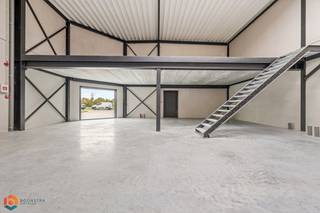Op een top locatie te Mechelen bevindt zich deze ruime, nieuwbouw KMO-unit (194 m²) , voorzien van mezzanine en hoge toegangspoort. U geniet hier van een uitstekende bereikbaarheid dankzij de centrale ligging vlakbij belangrijke invalswegen, de A12 en de E19.<br /><br />De KMO-unit beschikt over een totale oppervlakte van 194 m² en is uitgerust met een mezzanine van 62 m². De open ruimte biedt tal van mogelijkheden en werd verder uitgerust met onder andere privatieve zonnepanelen, polybetonvloer, 3-fasen, ... Er zijn ook twee parkeerplaatsen voorzien met mogelijkheid om een laadpaal te installeren.<br /><br />Dit is een uitstekende opportuniteit als u op zoek bent naar een ruime KMO-unit met veel mogelijkheden op een uitstekende locatie. Contacteer ons op 0479/47.09.61 voor meer informatie of neem een kijkje op www.boonstravastgoed.be. <br /><br />Bijzonderheden:<br />- Top locatie<br />- Hoge toegangspoort<br />- Totale opp. van 194 m²