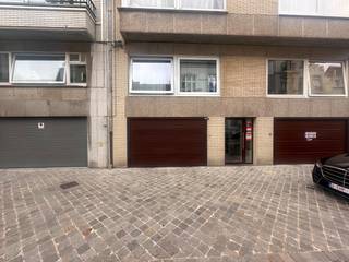  * Overdekte parkeerplaat (nr 1)  gelegen in de Frans Musinstraat, vlakbij de bibliotheek. * Afmeting: 5,11 x 2,52 * Maximale hoogte: 1,78...