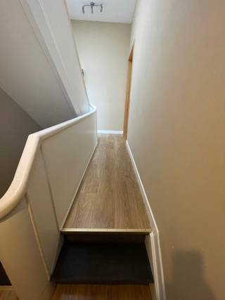Het appartement bestaat uit:VER1:Ruime zonnige woonkamer met open volledig geïnstalleerde keuken;Berging met lavabo en eventueel toilet;VER2:Twee...