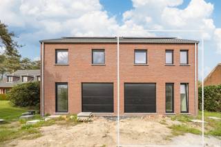 Deze moderne halfopen nieuwbouwwoning (rechts) is gelegen nabij het centrum van Booischot, dicht bij openbaar vervoer, scholen, supermarkten...