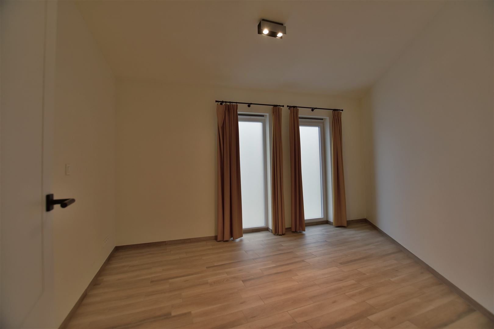 Instapklaar gelijkvloers appartement met koer en garage vrijstaande. - foto 4