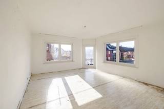 Bent u op zoek naar een ruime woning die u volledig naar eigen smaak kunt inrichten? Dan is deze te renoveren woning in Zele zeker het ontdekken waard.<br /><br />Deze enorme woning van 283m² heeft heel wat liefde nodig maar is een top-project voor wie zin heeft om de handen uit de mouwen te steken. Alle ramen werden reeds vernieuwd en zijn dubbel glas in PVC. <br /><br />De woning beschikt over maar liefst 4 slaapkamers, met de mogelijkheid om heel wat bijkomende kamers te creëren. Daarnaast zijn er 2 badkamers aanwezig, wat extra comfort en tal van indelingsmogelijkheden biedt.<br /><br />Ook de aanwezigheid van een garage is een mooie troef. Bovendien geniet u van een centrale ligging, op wandelafstand van winkels, scholen en openbaar vervoer.<br /><br />Dankzij de ruime indeling en het aanzienlijke renovatiepotentieel biedt deze eigendom heel wat mogelijkheden. Zowel gezinnen die op zoek zijn naar een ruime thuis als investeerders die potentieel willen benutten, vinden hier een interessante opportuniteit.<br /><br />Interesse om de mogelijkheden zelf te ontdekken? Dien dan een aanvraag in bij dit pand of bel tijdens de kantooruren naar ons kantoor via 052463803