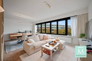 <p><span>Volledig gerenoveerd appartement met 2 slaapkamers en inpandig terras!</span></p><p><span>Op een uitstekende locatie vlakbij het station van Mechelen vind je dit prachtig vernieuwde appartement in een volledig gerenoveerd gebouw (met lift). Het appartement bevindt zich op de bovenste verdieping en torent boven de naburige gebouwen uit waardoor je geniet van een fantastische lichtinval.</span></p><p><span>Je betreedt het appartement via de aparte inkomhal met ruimte voor een vestiairekast. Langs de glazen deur kom je vervolgens in de enorm ruime woonkamer, waar je geniet van zeer veel lichtinval en een mooi uitzicht. Aansluitend tref je de keuken waar je beschikt over alle luxe om lekker te koken en van waaruit je toegang hebt tot het terras. Met dit appartement beschik je over 2 mooie slaapkamers en een badkamer met dubbel lavabomeubel, grote inloopdouche en handdoekradiator. Op de nachthal bevindt zich een apart toilet, waarbij men de aansluitingen voor de wasmachine en droogkast mooi heeft weggewerkt in kasten.</span></p><p><span>Meer opslagruimte nodig? Geen probleem want bij dit appartement hoort ook nog een kelder en garagebox.</span></p><p><span>Interesse? Bel of mail ons voor meer info of een bezoek (info@demakelaardij.be of 015/20.20.82)</span></p><p><span> </span></p>