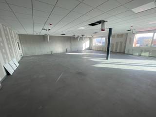 <p>In een rustige, moderne en goed uitgeruste professionele omgeving zijn momenteel twee kantoorunits te huur:<br />2e verdieping – Unit G: 130 m²<br />2e verdieping – Unit H: 123 m²<br /><br />Elke unit beschikt over:<br />Een privé vergaderruimte<br />Een individuele kitchenette<br /><br />Gemeenschappelijke voorzieningen:<br />Douches<br />Aparte toiletten voor dames en heren<br />Extra vergaderruimtes<br /><br />Het gebouw is voorzien van gedeelde zonnepanelen, wat zorgt voor een hogere energie-efficiëntie en lagere kosten.<br /><br />Ideaal voor KMO’s, start-ups of vrije beroepen die op zoek zijn naar een flexibele en professionele werkruimte nabij belangrijke verbindingswegen.</p>
