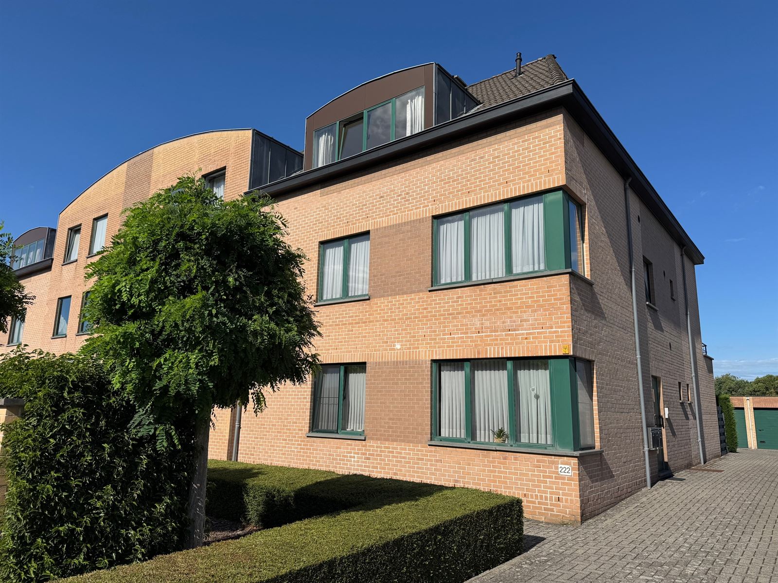 Zonnig dakappartement met 2 slaapkamers en autostaanplaats.