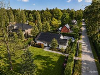 <p>Een luxueuze woonbeleving waar rust en privacy niet worden beloofd, maar van vanzelfsprekend aanwezig zijn.<br /><br />Via de elektrische toegangspoort van deze villa betreedt u het perceel, waar een ruime privatieve oprit plaats biedt aan meerdere - elektrische - wagens. De groene omkadering en doordachte aanleg versterken meteen het gevoel van rust en discretie dat deze villa typeert. Het ruime terras sluit naadloos aan op de keuken en vormt een verlengde van het interieur, ideaal om in alle rust te genieten van de zuidgerichte tuin.<br /><br />De ruime leefkeuken combineert maatwerk hout met geïntegreerde toestellen, waaronder een ingebouwde oven en moderne koffiemachine, en wordt aangevuld met een zitplek voor dagelijks gebruik. Aansluitend bevindt zich de open leefruimte, waar grote raampartijen het daglicht overvloedig binnenhalen en zorgen voor een sereen geheel.<br /><br />Via een mooie ruime hal bereikt u drie slaapkamers en de badkamer, allemaal op het gelijkvloers, wat zorgt voor een verfijnde en comfortabel woonverloop zonder etageverschillen. De eerste slaapkamer is prachtig afgewerkt en heeft een zachte lichtinval, waardoor er een aangename ruimte ontstaat. De tweede slaapkamer profiteert van een hoekligging met veel lichtinval en leent zich als kinderkamer, logeerkamer of bureau. De derde slaapkamer biedt flexibiliteit, en kan perfect worden ingericht als master bedroom, bureau of polyvalente ruimte. De badkamer op het gelijkvloers is elegant en modern ingericht, met een inloopdouche en een kwalitatief lavabomeubel.<br /><br />Op de eerste verdieping ontvouwt zich een ruimte met karaktervolle balkenstructuur, geschikt voor diverse invullingen. Verder beschikt deze verdieping over een ingerichte wasruimte met lavabo, was voorzieningen en bijkomende inloopdouche. Wat het dagelijks comfort aanzienlijk verhoogt.</p><p>Deze woning heeft 2 volwaardige badkamers met beide een inloopdouche. Om verschillende mogelijkheden duidelijk te maken hebben we nog een aantal impressies toegevoegd.</p><p>Tot slot een extra slaapkamer onder het dak biedt een praktische indeling en vormt een volwaardige aanvulling op de woning. De woning is praktisch voorzien van 20 zonnepanelen, wat bijdraagt aan een energiezuinig en kostenefficiënt woongebruik.<br /><br />Infoplicht:<br />Vg, Wg, Gmo, Gvkr, Gvv,<br />P-score: A, G-score: A<br />Dit is geen aanbod, alle informatie is onder voorbehoud van vergissingen of wijzigingen. Oppervlaktes zijn indicatief. <br /><br /> <br /><br /><br /><br /><br /> </p><p><br /><br /> </p><p><br /><br /> </p>