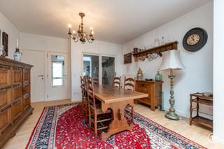 Vandaag nemen we je mee naar deze woning gelegen op een toplocatie in het centrum van Bornem. Dankzij de gunstige ligging geniet je van een vlotte bereikbaarheid en alle voorzieningen in de buurt. Scholen, winkels en openbaar vervoer bevinden zich op wandelafstand.<br /><br />We komen de woning binnen via de inkomhal die toegang geeft tot de aangename leefruimte. De open keuken is geïnstalleerd en voorzien van een oven, diepvries, koelkast, kookvuur en microgolfoven.<br /><br />Via de trap in de inkomhal bereiken we de eerste verdieping, waar zich één slaapkamer bevindt alsook een badkamer voorzien van een douche, lavabo en toilet.<br /><br />Verder kunnen we via een vaste trap de ruime zolderruimte terugvinden. Deze doet momenteel dienst als opbergruimte maar wij zien hier alvast tal van mogelijkheden in zoals een tweede en derde slaapkamer.<br /><br />Eenmaal we buiten komen in de tuin, kan je genieten van een prachtig uitzicht op het Wiel van Bornem. Genieten van een aperitiefje was nog nooit zo aangenaam.<br /><br />Verder beschikt de woning over een kelder en een garage.<br /><br />Heb je interesse in deze woning op een toplocatie en met een prachtig uitzicht?<br />Neem gerust contact op via roy@julimmo.be of 0498 62 74 71.