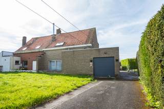 Gullegem: Te renoveren woning aan de stadsrand van Gullegem!Dit ruime huis biedt een uitstekende renovatiekans en vormt de ideale basis voor een...