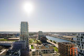 <strong>Un cadre de vie exclusif sur l’Oosteroever à Ostende</strong><br /><br />À la recherche d’un <strong>appartement de luxe à louer à Ostende avec vue sur la mer</strong> ?<br />Ce magnifique appartement de 2 chambres est situé au <strong>16e étage de l’Ensor Tower</strong>, sur le prestigieux <strong>site de l’Oosteroever</strong> à Ostende.<br />Grâce à son emplacement exceptionnel, à son confort résidentiel moderne et à sa <strong>vue époustouflante sur la mer et la plage</strong>, cet appartement offre une expérience de vie unique sur la côte belge.<br /><br /><strong>Un espace de vie spacieux et lumineux avec vue sur la mer</strong><br />L’appartement dispose d’un <strong>séjour lumineux et spacieux</strong> avec un accès direct à une terrasse.<br />De grandes baies vitrées apportent une abondance de lumière naturelle et offrent une magnifique vue panoramique.<br />La combinaison de l’espace, de la tranquillité et de la vue sur la côte fait de cet espace de vie l’endroit idéal pour se détendre et profiter pleinement de la <strong>vie côtière à Ostende</strong>.<br /><br /><strong>Cuisine moderne entièrement équipée</strong><br />La cuisine contemporaine est <strong>entièrement équipée</strong> et constitue un espace à la fois élégant et fonctionnel pour ceux qui aiment cuisiner. Ses finitions modernes s’accordent parfaitement avec le caractère luxueux de l’appartement.<br /><br /><strong>2 chambres spacieuses avec terrasse orientée au soleil</strong><br />L’appartement dispose de <strong>deux chambres spacieuses</strong>. La chambre principale bénéficie d’un <strong>dressing privatif</strong> et, tout comme la deuxième chambre, donne accès à une <strong>terrasse orientée au soleil</strong>.<br />Les terrasses apportent une dimension supplémentaire au confort de vie et sont idéales pour profiter du soleil le matin ou se détendre agréablement après une longue journée.<br /><br /><strong>Salle de bains confortable et espace de rangement pratique</strong><br />La salle de bains moderne est élégamment aménagée et dispose d’une <strong>grande douche à l’italienne</strong>. L’appartement comprend également une toilette séparée ainsi qu’un vaste espace de rangement, offrant un confort supplémentaire au quotidien.<br /><br /><strong>Box de garage possible</strong><br />Pour les personnes venant en voiture, il est possible de <strong>louer un box de garage à proximité immédiate</strong>.<br />Cet appartement combine ainsi luxe, confort et excellente accessibilité.<br /><br /><strong>Un cadre de vie exclusif sur la côte belge</strong><br />L’<strong>Oosteroever à Ostende</strong> est un environnement résidentiel moderne et attrayant où l’architecture contemporaine, la tranquillité et la proximité de la mer se rencontrent.<br /><br />Cet <strong>appartement de luxe à louer à Ostende</strong> convient donc parfaitement à ceux qui recherchent un logement de qualité et confortable avec <strong>vue sur la mer et la plage</strong>, de spacieuses terrasses et un emplacement prestigieux.<br /><br /><strong>Caractéristiques principales</strong><br /><span><strong>Disponible à partir du :</strong> 1er décembre 2026</span><br /><span><strong>84 m² de surface habitable + 19 m² de terrasses</strong></span><br /><span>Vue <strong>époustouflante sur la mer et la plage</strong></span><br /><span><strong>PEB : label A</strong></span><br /><span>Année de construction : <strong>2021–2022</strong></span><br /><span>Chauffage via <strong>raccordement au réseau de chaleur</strong></span><br /><span>Box de garage possible à proximité immédiate : 175 euro par mois<br />Provision sur les charges : 110 euro par mois</span><br /><br /><strong>Une opportunité unique de vivre dans le luxe sur l’Oosteroever à Ostende, avec vue sur la mer, de spacieuses terrasses et tout le confort d’un appartement moderne de construction récente.</strong>