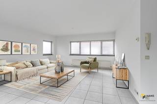 <p><span>Instapklaar gelijkvloers appartement (86 m²) met 1 slaapkamer en buitenruimte (20 m²) in Stabroek.</span></p><p><span> </span></p><p><span>Het pand is centraal gelegen in het hart van Stabroek en geniet van een uitstekende mobiliteitsscore. Dankzij de vlotte verbinding met de A12 en het havengebied ben je overal snel ter plaatse. Ook het openbaar vervoer is goed vertegenwoordigd, met meerdere haltes op wandelafstand. Bovendien ligt de Nederlandse grens op een boogscheut, waar je 7 dagen op 7 kan shoppen — een extra troef van deze gunstige ligging en fietsen parking.</span></p><p><span> </span></p><p><span>Dit appartement bevindt zich op het gelijkvloers van een kleinschalig hoekgebouw van 4 hoog. Het is keurig onderhouden, instapklaar en daardoor ideaal voor starters of als investering.</span></p><p><span>Je komt binnen in de open hal met handige vestiairehoek. Links heb je een aparte wc en aan je rechterzijde bevinden zich de badkamer (4 m²) met ligbad en lavabomeubel, en de slaapkamer (11 m²). Verderop bereik je de ruime en lichtrijke leefruimte (49 m²) met open keukenhoek, voorzien van een basisuitrusting. Aansluitend is er nog een berging/wasplaats (5 m²) aanwezig.</span></p><p><span>Een mooie extra troef is de buitenruimte (20 m²) met west-oriëntatie, waar het heerlijk vertoeven is.</span></p><p><span>Zorgeloos wonen in het centrum? Dat kan hier, mis deze buitenkans niet! Bewoonbare opp. 86 m² ref.: bruto vloeropp. Voor meer info of een gratis schatting surf naar www.hansimmo.be</span></p><p><span> </span></p>