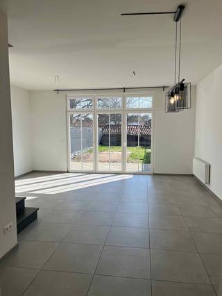 Recente gezinswoning op rustige en kindvriendelijke toplocatie!Deze eengezinswoning omvat inkom met gastentoilet, keuken, woonkamer, nachthal,...