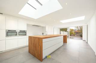 Rustig gelegen, instapklare, energiezuinige woning met 2 slaapkamers, kelder, mooi terras en grote zonnige tuin met tuinhuis. De woning is...