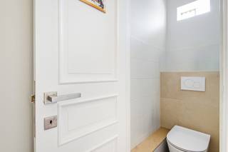 Deze ruime woning werd de voorbije jaren grondig gerenoveerd en is volledig instapklaar. Danzkij de gunstige ligging vlakbij het centrum van Kapellen bevinden winkels, scholen en het openbaar vervoer zich allen in de nabije omgeving. Via de inkomhal met gastentoilet betreedt u de woning. Van hieruit betreikt u de ruime en lichtrijke leefruimte met tegelvloer. Dankzij de grote raampartijen aan zowel de voor- als achterzijde geniet de ruimte van een aangename lichtinval. Het hoge raam aan de achterzijde zorgt tevens voor een fijn uitzicht op de westgerichte tuin. Aansluitend aan de leefruimte bevindt zich de in 2025 vernieuwde, open keuken, uitgerust van alle comfort. Daarnaast is er een praktische berging, bereikbaar vanuit zowel de keuken als de inkomhal. Op de eerste verdieping bevinden zich drie volwaardige slaapkamers en een eveneens in 2025 vernieuwde badkamer, voorzien van een inloopdouche, toilet en wastafel met meubel. Verder beschikt de woning over een ruimte bergzolder, waar heel wat extra materiaal gestockeerd kan worden. Het perceel heeft een totale oppervlakte van 160 m² en is westelijk georiënteerdd, waardoor u de hele namiddag en avond van de zon kunt genieten. In de tuin bevindt zich bovendien een in 2025 vernieuwde tuinberging voorzien van elektriciteit en een overdekt terras. Uw wagens kan u eenvoudig parkeren op eigen terrein dankzij de 2 autostaanplaatsen voor de woning. Bovendien werd de woning in 2021 uitgerust met 10 zonnepanelen.