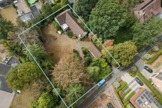 <p><strong>Uitzonderlijke kans in het groen: te renoveren woning met aanpalende bouwgrond op 1.808 m² . EPC F-label (893 kWh/m²). Elektriciteit niet-conform<br /><br />Ligging:<br /></strong>Op een bijzonder rustige en groene locatie vinden we deze te renoveren woning met 2 slaapkamers, gelegen op een uitzonderlijk ruim perceel van in totaal ca. 1.808 m². Naast de bestaande woning beschikt het eigendom over een aanpalende bouwgrond van ca. 1.000 m², wat dit geheel bijzonder interessant maakt voor wie op zoek is naar ruimte, privacy en toekomstmogelijkheden.<br /><br /><strong>Indeling: 0: </strong>Inkomhal<strong>, </strong>Living, Keuken, Badkamer, wasplaats, slaapkamer 1, slaapkamer 2.<br /><strong>+1: </strong>Ruime zolderruimte<br /><strong>Buiten:</strong> Ruime tuin + garage<br /><br /><strong>Beschrijving:<br /></strong></p>
<p><span>De woning is momenteel te renoveren en biedt daardoor heel wat mogelijkheden om er opnieuw een aangename en comfortabele thuis van te maken.</span><span>Daarnaast is er de mogelijkheid om het geheel vanuit een ander perspectief te bekijken. De bestaande woning kan, mits de nodige stedenbouwkundige goedkeuringen, </span><strong><span>worden afgebroken en vervangen door een nieuwbouw</span></strong><span>, waarbij het ruime perceel als geheel kan worden bekeken.</span><span>De combinatie van de bestaande woning, de aanpalende bouwgrond en de totale oppervlakte van ca. 1.808 m² maakt dit dan ook tot een eigendom met een bijzonder potentieel.</span></p>
<p><strong>Extra Troeven:</strong></p>
<span>-Mogelijkheid tot </span><strong><span>renovatie van de bestaande woning</span></strong><br />-Leven en wonen in het groen en in alle rust<br /><span>-Mogelijkheid om de woning af te breken en een </span><strong><span>nieuwbouw te realiseren</span></strong><span>, mits stedenbouwkundige goedkeuring</span><br /><span>-Uitzonderlijk veel potentieel voor wie wonen en ruimte wil combineren</span><br />
<p><span><br /><strong>Bijzondere informatieplicht</strong>: in aanvraag.<br /></span></p>
<p><br /><br /></p>