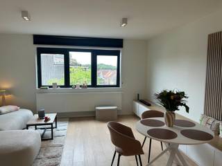 Dit recente en volledig instapklare appartement bevindt zich op een toplocatie te Brasschaat, vlakbij alle winkels, het gezellige park van Brasschaat, De Golf, openbaar vervvoer,.... Het appartement is afgewerkt met de beste materialen, bij binnenkomst betreden we de zonnige woonkamer op parketvloer, volledig ingerichte open keuken, aparte berging en een apart gastentoilet met handenwasser. De zeer ruime slaapkamer op parketvloer geeft toegang tot een terras met prachtig zicht. De badkamer is voorzien van een douche, wastafel en een praktische wasmachine/droogkastaansluiting. Het appartement is bovendien voorzien van airco, heeft een aparte fietsberging,,een gunstig EPC en een conforme elektrische keuring!