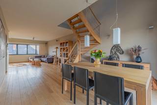 <br />HAALTERT - Rustig gelegen, ruim en lichtrijk duplex appartement <br /><br />Dankzij de centrale, maar toch rustige ligging geniet u van een vlotte bereikbaarheid naar winkels, scholen, openbaar vervoer en belangrijke invalswegen. <br /><br />Naar indeling toe beschikt deze topper over een inkomhal, een gastentoilet, een lichtrijke woonkamer, een volledig geïnstalleerde keuken en een berging.<br />Op de verdieping bevinden zich 2 zeer ruime slaapkamers, de badkamer, een tweede toilet en een dressing.<br />Aan de achterkant bevindt zich het terras.<br />Bovendien beschikt het appartement over een ruime garage, deze is bij aan te kopen voor € 25.000.<br /><br />Naar comfort toe beschikt het pand over vloerverwarming in woonkamer/keuken en radiatoren op de verdieping, dubbele beglazing, conforme elektrische installaties, regenwaterput 5000L voor de gemene delen<br /><br />Extra troeven: stijlvolle parketvloer, zeer kwalitatieve keukenafwerking met nieuwe vaatwasmachine, grootte van de slaapkamers ( 16 en 17m²), kleinschalige residentie, geen syndicus en beperkte gemeenschappelijke kosten (50€/maand)<br /><br />Bent u op zoek naar een ruim, instapklaar appartement met de allure van een woning? Aarzel niet en boek dan snel uw bezoek: 053/60.65.60<br /><br />De vermelde prijs is een richtprijs. Na ontvangst van de biedingen zal de verkoper beslissen of hij/zij de eigendom verkoopt aan het beste bod. De richtprijs is aldus niet bindend voor de verkoper.