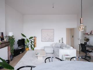 <strong>Opportuniteit! Gent Centrum. Ruim 2slpk appartement met aangenaam terras op een toplocatie.</strong><br /><br />Voor meer informatie, mail naar info@carloeggermont.be<br /><br />Dit appartement is gelegen in één van de meest aangename straten van het Gentse centrum: de Kortedagsteeg. Op slechts 5 minuten wandelen van de Kouter, de Krook, het Zuidpark… Werkelijk alles in de directe nabijheid: winkels, restaurants, cultuur… en toch rustig wonen!<br />Achter de gevel van dit karaktervol pand met authentieke gevel vinden we dit ruim en karaktervol appartement (135m2 bvo) met een gunstige EPC-score 188. <br /><br />Wonen in een klein beheer waar authenticiteit en hedendaags comfort perfect werden gecombineerd. Het appartement omvat naast de oppervlakte ook een bijzonder aangename ruimtelijkheid met o.a. hoge plafonds, originele sierschouwen, parketvloeren…<br /><br />Een brede trap brengt ons naar de tweede verdieping waar we het appartement betreden langs een inkomhal die ons leidt naar een lichtrijke leefruimte met eetplaats die alsook toegang biedt tot het eerste terras. Een prachtige schouw, mooie parketvloer, hoge plafonds… zijn slechts enkele zaken die deze ruimte vormgeven.<br /><br />Aansluitend vinden we de keuken met ruimte voor een ontbijthoek met achterliggend een berging die toegang geeft tot een aangenaam tweede terras. Aansluitend aan de leefruimte vinden we een eerste praktische bergruimte.<br /><br />Een nachthal brengt ons naar de voorzijde van het appartement waar we twee volwaardige slaapkamers vinden. Ook hier hebben we mooie parketvloeren, authentieke schouw, hoge plafonds, lichtinval… Verder hebben we nog een karaktervolle badkamer met douche, toilet, vrijstaand bad en dubbele wastafel. Als extra vinden we nog gekoppeld aan de inkomhal een ruime technische/wasberging.<br /><br /><u>Kortom, ideaal voor wie op zoek is naar een appartement op een toplocatie met ruimtelijkheid, een aangename lichtinval, karakter en belang hecht aan buitenruimte.</u><br /><br />Privatieve kelderberging inbegrepen.<br />