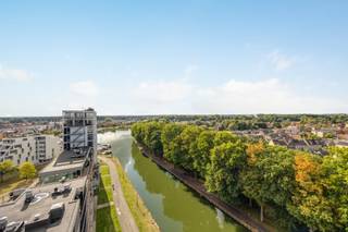 Op de Antoine Coppenslaan in Turnhout, vlak bij de Nieuwe Kaai, geniet dit appartement van een centrale ligging met alle voorzieningen...