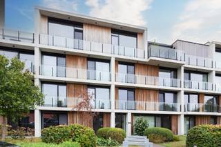 Opendeurdag: 12 september van 13u tot 16u, op afspraak.<br /><br />Bent u op zoek naar een recent en energiezuinig appartement uit 2022, met 2 ruime slaapkamers, een groot terras met tuin en een ondergrondse autostaanplaats? Dan is dit prachtige appartement in hartje Beveren zeker een bezoek waard.<br /><br />Residentie “PROSPER PARK” is rustig gelegen in een verzorgd en idyllisch binnengebied, op wandelafstand van het centrum., winkels, scholen, openbaar vervoer, horeca en de wekelijkse dinsdagmarkt. Dankzij de vlotte verbinding met de E17, E34 en belangrijke invalswegen is ook de bereikbaarheid uitstekend.<br /><br />Het appartement combineert hedendaags wooncomfort met een hoogwaardige afwerking. De inkomhal beschikt over een veiligheidsdeur met 3-puntsslot, ingemaakte zitbank met bergruimte en WC. De ruime, lichtrijke leefruimte met grote raampartijen sluit aan op de tuin. De open keuken is uitgerust met kwalitatieve AEG-toestellen en een duurzaam Dekton-werkblad.<br /><br />De buitenruimte met terras, tuin en tuinhuis is een troef. Verder zijn er 2 ruime slaapkamers met ingemaakte kasten, een dressing, moderne badkamer met bad, inloopdouche, dubbele wastafel en WC, en een aparte wasruimte. Vloerverwarming en zonnepanelen zorgen voor extra comfort en energiezuinigheid. Tot slot beschikt het appartement over een ondergrondse autostaanplaats (mee aan te kopen voor €22.500) en kelder.<br />- EPC A- P-&G-score D-Stedenbouw: Vg--Wg-Gmo-Gvkr-Gvv<br />Interesse? Surf naar onze website of bel ons voor een afspraak of meer info.