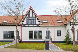 Bij het betreden van de woning komt u binnen in de inkomhal, waar zich de trap naar de eerste verdieping bevindt, evenals een...