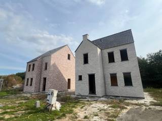 <strong>WONING LOT 7 IN WOONPROJECT PAULINA PARK TE LANKLAAR.</strong><br /><br /><strong>KENMERKEN WONING</strong><br />- 3 Slaapkamers.<br />- Oppervlakte woning: 159m².<br />- Oppervlakte zolder: 80m².<br />- Grondoppervlakte perceel: 4a00ca.<br /><br /><span><strong>ALGEMEEN</strong><br />In het verlengde van de Dr. Lenstralaan in Lanklaar, Dilsen-Stokkem, in de richting van de Zuid-Willemsvaart, komt het uitzonderlijke woonproject <strong>Paulina Park</strong>. Dit project omvat <strong>karaktervolle open bebouwde woningen</strong> met tuin, smaakvol geïntegreerd in de groene omgeving aan het water.<br /><br /><strong>FASE 1, 2 & 3 IN VERKOOP</strong><br />In deze <strong>eerste fase</strong> van het project bieden we <strong>8 woningen</strong> aan. Deze worden gebouw aan de voorzijde van de verkaveling en dit op de loten 7 tot en met 12 en op de loten 14 en 15. De <strong>tweede fase</strong> is gelegen achteraan de verkaveling en omvat de bouw van <strong>11 woningen</strong> op de loten 20 tot en met 30. De derde fase omvat de bouw van 6 woningen.<br /><br /><strong>HARMONIEUS WONEN</strong><br />Elke woning is voorzien van duurzame materialen die harmonieus aansluiten bij de omgeving. Bovendien is iedere woning uitgerust met <strong>vloerverwarming, warmtepomp, zonnepanelen en ventilatiesysteem D</strong>, zodat u gewapend bent voor een zorgeloze en energiezuinige toekomst! <br /><br /><strong>AFWERKING & MATERIALEN</strong><br />Voor de <strong>afwerking worden ruime budgetten </strong>voorzien. Alle wooneenheden worden standaard <strong>hoogwaardig afgewerkt </strong>met <strong>duurzame en moderne materialen en technieken</strong>. We denken graag met u mee om de woning helemaal naar uw smaak en persoonlijkheid af te werken. Op basis van onze ervaring slagen we er steeds opnieuw in om een <strong>unieke en exclusieve uitstraling</strong> te geven naargelang uw wensen.<br /><br /><strong>LIGGING</strong><br />Omringd door weelderig groen, biedt deze locatie aan het Nationaal Park Hoge Kempen een idyllische leefomgeving. Ingesloten tussen de bosrand en het water van de Zuid-Willemsvaart creëert Paulina Park de perfecte balans tussen groen, water en comfort, met alles wat u nodig hebt binnen handbereik.<br /><br />Op slechts 5 minuten afstand bevinden we ons in het stadscentrum van Dilsen-Stokkem en met de oprit van de E314 op slechts 10 minuten afstand, geniet u van een vlotte verbinding met nabijgelegen steden (Genk, Maasmechelen, Hasselt,...).<br /><br /><strong>PRIJZEN</strong><br />De vermelde prijzen zijn exclusief BTW op de constructie/infra-wegenis, verkooprechten op de grond, aktekosten, ereloon notaris, opzoekingskosten, aandeel verkavelingsakte en kosten aandeel nutsvoorzieningen. Contacteer ons voor een kostenraming. <br /><br />Bekijkt u deze advertentie via een aanverwante vastgoedsite, surf dan zeker naar onze website <strong>www.N78vastgoed.be </strong>voor een uitgebreide beschrijving en foto's. Meer informatie: <strong>+32 (0)89 86 18 88 </strong>of<strong> info@N78vastgoed.be</strong>.<br /></span>