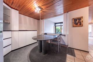 Vandaag nemen we je mee naar deze unieke woning op een ruim perceel, waar rust, authenticiteit en tal van mogelijkheden samenkomen. Deze woning bevindt zich op een vlotte afstand van winkels, scholen en openbaar vervoer. Op wandelafstand vinden we de Scheldedijk, waar je kan genieten van een rustige wandeling.<br /><br />We komen binnen via een ruime inkomhal die toegang geeft tot enerzijds het gastentoilet en anderzijds de lichtrijke leefruimte met aansluitend de keuken die een prachtig zicht biedt op de tuin. Verder is het gelijkvloers voorzien van een garage, bureauruimte en een praktische berging.<br /><br />De authentieke trap in de leefruimte geeft toegang tot de nachthal op de eerste verdieping waar zich drie ruime slaapkamers en een badkamer voorzien van een douche, bad en dubbele lavabo bevinden. Verder is de nachthal voorzien van een apart toilet.<br /><br />Via de uitvouwbare trap in de nachthal betreden we de ruime zolder van maar liefst 73 m². Deze doet dienst als opbergruimte maar wij zien hier alvast tal van mogelijkheden door zijn grote ruimtes en hoge plafonds.<br /><br />Via het schuifraam in de keuken betreden we de zuidgerichte tuin. Hier kan je alvast genieten van het zonnetje met een aperitief in de hand.<br />De tuin is voorzien van een tuinhuis.<br /><br />De woning geniet telkens van voldoende lichtinval door de grote raampartijen.<br />De garage biedt parkeergelegenheid.<br /><br />Heb je interesse in deze ruime woonst op een rustige locatie in Sint-Amands?<br />Neem gerust contact op via roy@julimmo.be of 0498 62 74 71.