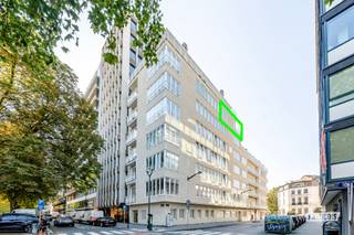 Ontdek dit prachtige penthouse met 1 slaapkamer, gelegen op een steenworp afstand van de beroemde Louizalaan. Deze woning combineert comfort, ruimte en moderniteit op perfecte wijze, en dit in een rustige, residentiële en bijzonder gewilde wijk.<br /><br />Dit penthouse, met een oppervlakte van ongeveer 80 m², bevindt zich op de 6e verdieping. Het bestaat uit een ruime inkomhal die leidt naar een volledig open en volledig uitgeruste keuken, voorzien van grote raampartijen. Daarnaast beschikt de woning over een aangename, lichtrijke woon- en eetruimte met dubbele beglazing en hoogwaardige laminaatparket, evenals een mooie slaapkamer en een moderne douchekamer met inloopdouche.<br /><br />De absolute troef van deze woning is zonder twijfel het prachtige terras van ongeveer 60 m², dat een schitterend uitzicht biedt over Elsene en de omgeving. Deze uitzonderlijke buitenruimte biedt tal van inrichtingsmogelijkheden en vormt een echte extra leefruimte, ideaal om volop van de mooie dagen te genieten.<br /><br />Dit penthouse is een zeldzame opportuniteit voor een koppel dat op zoek is naar een comfortabele woning in een zeer gewilde wijk, maar ook voor wie wil investeren in een buurt met een sterk potentieel.<br /><br />