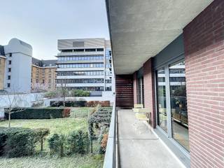 Sint-Gillis — Laat u verleiden door deze unieke, lichtrijke gemeubileerde loft op de 1e verdieping van een karaktervol gebouw.<br /><br />Bij de inkomhal met praktische vestiaire wordt u meteen gecharmeerd door de warme massief houten parketvloer die de hele ruimte typeert. Het hart van de loft bestaat uit een spectaculaire living van 40 m² en een volledig geïnstalleerde keuken met hoogwaardige SMEG-toestellen, ideaal voor kookliefhebbers.<br /><br />Aan de nacht- en werkzijde geniet u van een mooie slaapkamer en een aparte bureauruimte. De afzonderlijke badkamer biedt u het ultieme comfort met een inloopdouche en een ligbad. Het pand wordt vervolledigd door een apart toilet, een wasplaats en een privékelder in de ondergrond.<br /><br />Parkeerplaats: Verplichte autostandplaats (€ 100/maand)<br /><br />Lasten: € 130/maand (gemeenschappelijke lasten)<br /><br />Huurcontract: Minimaal 1 jaar, bij voorkeur langetermijn<br /><br />Beschikbaar vanaf 01/10/2026!<br /><br />Zeldzaam pareltje en een echte aanrader, niet te missen!