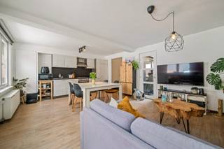 Gistel-Snaaskerke, rustig gelegen halfopen instapklaar woonhuis met garage en koer.Indeling:Inkomhall, woonkamer, open ingerichte keuken, koer, twee...