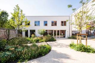 Dit authentieke kantoorgebouw gelegen in de Bomastraat in Gent kan uw nieuwe werkplek worden.De uitmuntende locatie - tussen de Oude Dokken en het...