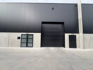 <p><strong>Bedrijfsunit 2.13 van 347 m² in Stuckens Business Park – Buggenhout</strong></p>
<p>In het Stuckens Business Park komt deze moderne KMO-unit van 347 m² beschikbaar. Het park ligt uiterst strategisch in de driehoek Gent – Antwerpen – Brussel, met vlotte verbindingen via de N47 naar de A12 en E17. Ook de Brusselse Ring (R0) en de E40 zijn bereikbaar binnen 20 minuten, wat dit een toplocatie maakt voor bedrijven met regionale of nationale activiteit.</p>
<p>De loods is casco afgewerkt en biedt sterke troeven:</p>
<ul>
<li>
<p>Vrije hoogte: 6 m</p>
</li>
<li>
<p>Structuur: combinatie van beton en staal met geïsoleerd dak</p>
</li>
<li>
<p>Toegang: automatische sectionale poort (4,5 m x 4,5 m) en aparte loopdeur</p>
</li>
<li>
<p>Comfort: lichtstraat met rookluik (brandklasse C), energiezuinige LED-verlichting</p>
</li>
<li>
<p>Voorzieningen: aansluitingen voor water, elektriciteit (63A – 3x400V), internet en sanitaire installatie</p>
</li>
</ul>
<p>Daarnaast zijn er ruime parkeervoorzieningen op de site aanwezig.<br /><br /></p>