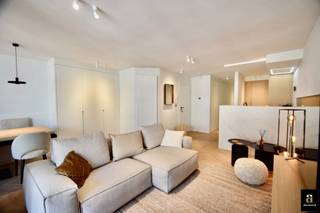 Instapklaar appartement gelegen op een centrale ligging te Knokke, vlakbij de winkels en de zee. Indeling: inkom met gastentoilet en vestiaire. Lichtrijke woonkamer met eethoek en toegang tot het terras. Volledig ingerichte open keuken voorzien van alle comfort (Miele toestellen). Master bedroom met ingemaakte kasten en aansluitende douchekamer. Tweede volwaardige slaapkamer met ingemaakte kasten en douchekamer. Het appartement is afgewerkt met hoogwaardige materialen. Privatieve kelder en fietsenberging. Kleinschalige residentie. Huurprijs van 1.650 euro per maand + 115 euro per maand forfait syndickosten.