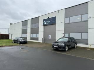 Dit magazijn van 300m² maakt deel uit van een groter geheel en staat te huur als onderverhuring.Het magazijn beschikt over een sectionale poort,...