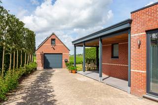 Aan de voorzijde komt u binnen in de hal met toegang tot het gastentoilet en de master-bedroom. Ook van hieruit toegang tot de ruime living met...