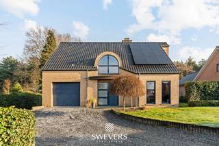 Voor meer info en foto’s, surf naar www.swevers.be – In een rustige, doodlopende straat in Paal ontdek je deze verrassend ruime, vrijstaande gezinswoning op een perceel van 10a43ca. De woning werd gebouwd in 1999 en heeft al enige renovaties zoals nieuwe vloeren en zonnepanelen achter de rug.. Je geniet er van een bewoonbare oppervlakte van 184 m², een kelder van 121 m² en een zolder van 40 m². De lichtrijke leefruimte van 36 m² sluit aan op de keuken met zicht op de tuin. Verder zijn er 3 ruime slaapkamers, een badkamer met ligbad en douche en een inpandige garage. De kelder omvat o.a. een dubbele garage, stookruimte en extra bergruimte. Buiten vormt het terras een mooie overgang naar de kindvriendelijke tuin met noordoostelijke oriëntatie. Gelegen op wandelafstand van ontspanning, winkels, scholen en openbaar vervoer, met de snelweg op slechts 550 meter. Een instapklare thuis met veel ruimte én potentieel. Voor meer informatie, bel 011 255 155. Bron bewoonbare oppervlakte: EPC – verslag.